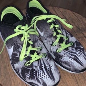 Nike black and green sporty lightweight sneakers